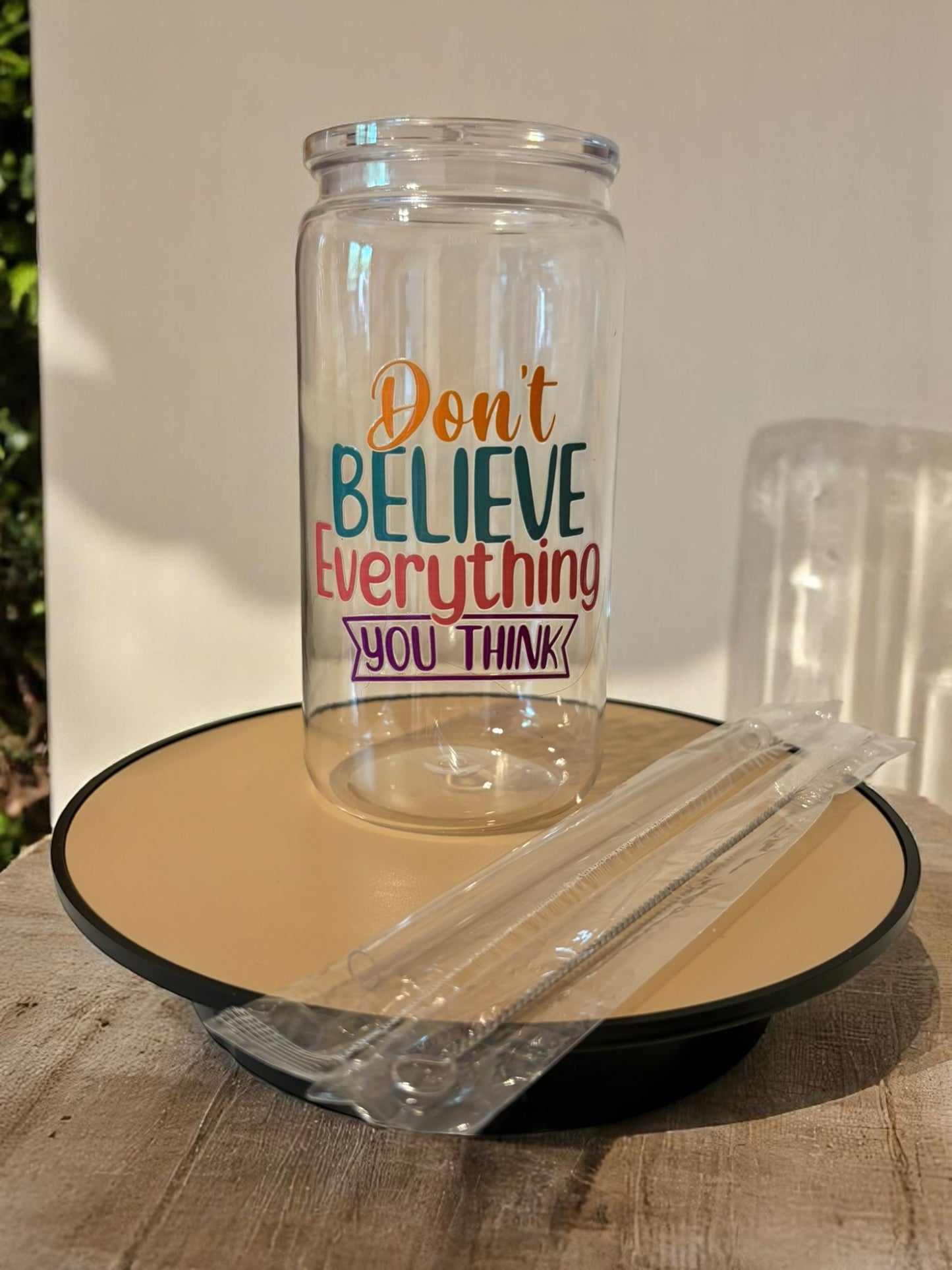 Trinkglas „Don’t believe everything you think“